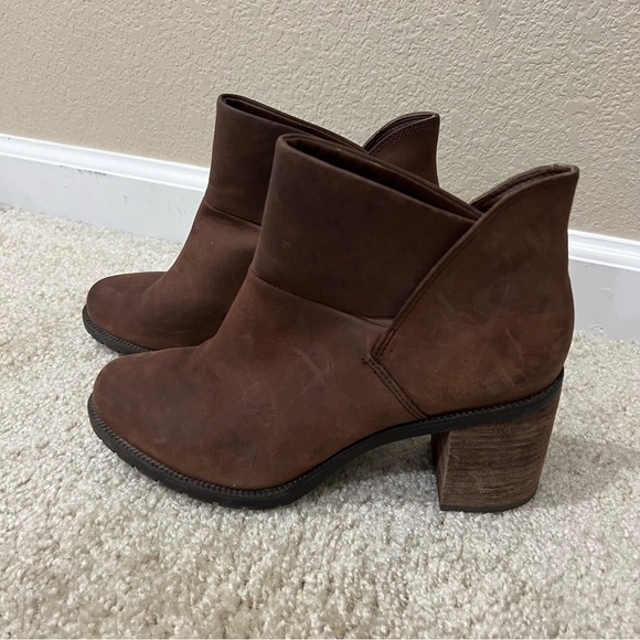 Clarks Malvet Helen 3” Heeled Leather Pull On Booties Boots Sz 8 Brown 60731120, - Picture 2 of 16